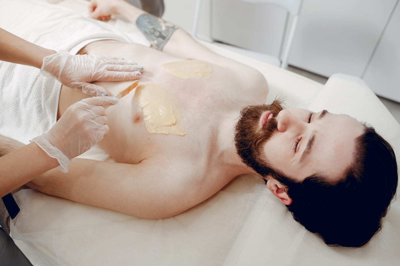 Muž v moderním kosmetickém salonu