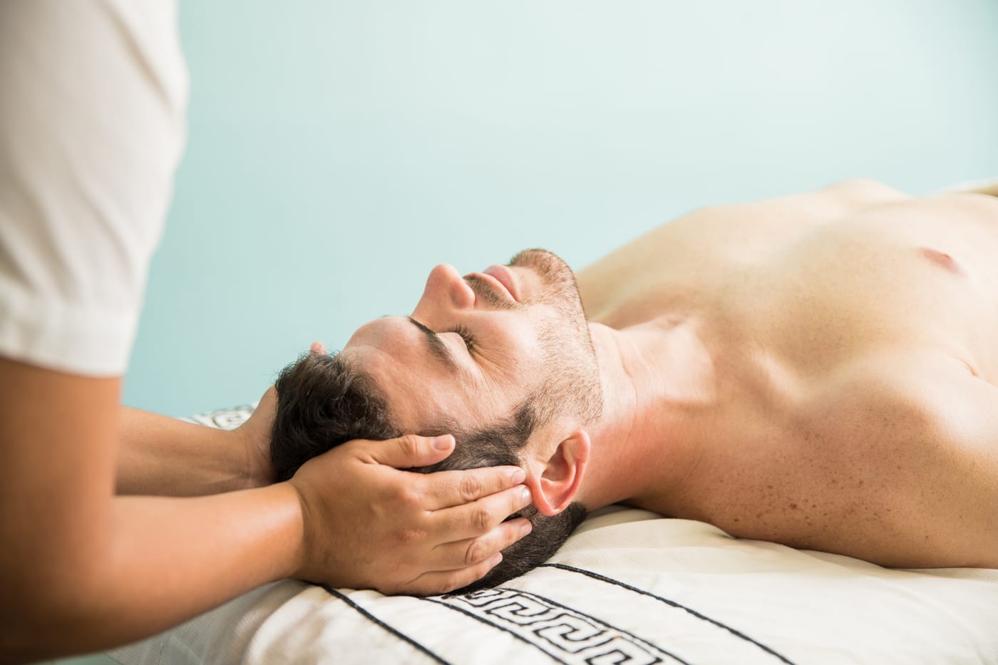 Uvolněný muž při spa péči o pleť