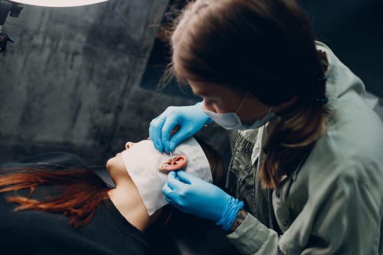 Profesionální aplikace piercingu ve sterilním prostředí studia